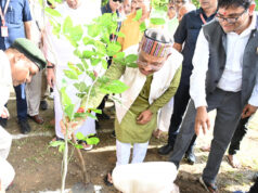 मुख्यमंत्री विष्णुदेव साय ने अघोर गुरु पीठ ब्रह्मनिष्ठालय परिसर में करंज का पौधा रोपा