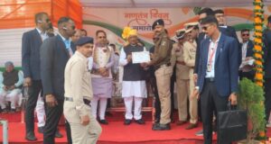 गणतंत्र दिवस पर बहादुरी का सम्मान: आरक्षक आशीष राठौर और बीरेंद्र राजपूत को मुख्यमंत्री विष्णुदेव साय ने दिया प्रशस्ति पत्र