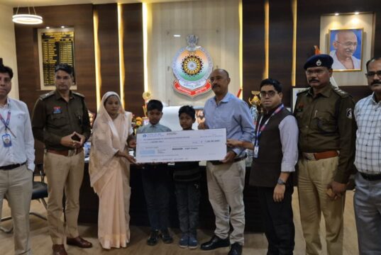 दुख की घड़ी में ढाल बने एसपी विजय कुमार पाण्डेय, दिवंगत आरक्षक के परिवार को दिलाया आर्थिक सुरक्षा