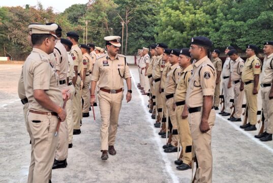 Bilaspur Police Parade News:- कदमताल की गूंज में अनुशासन परेड ग्राउंड में दिखी पुलिसिंग की तैयारी,एसएसपी रजनेश सिंह ने पढ़ाया अनुशासन का पाठ और दिए अहम दिशा-निर्देश