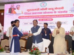 मुख्यमंत्री के हाथों मेधावी छात्रा को मिली 2 लाख रुपये की सहायता