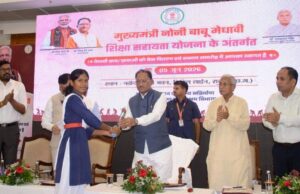 मुख्यमंत्री के हाथों मेधावी छात्रा को मिली 2 लाख रुपये की सहायता