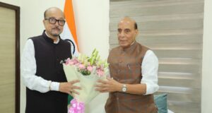 राज्यपाल श्री डेका ने रक्षा मंत्री राजनाथ सिंह से की सौजन्य भेंट