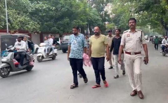 *जो कल तक दिखाता था रौब, पुलिस की दबिश पड़ते ही निकली हेकड़ी; बंधक बनाकर मारपीट और लूटकांड में दो गिरफ्तार*
