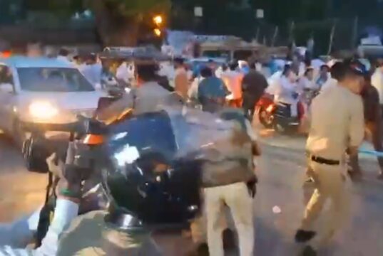 NEET पर आंदोलन कम, रीलों का ऑडिशन ज्यादा! सांसद आवास घेरने पहुंचे कार्यकर्ताओं में कैमरे के सामने आने की होड़