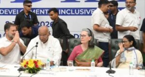 राहुल ने जोड़े हाथ, तो मुस्कुरा उठीं ममता, इंडिया ब्लॉक की दिल्ली बैठक की पूरी इनसाइड स्टोरी, किस नेता को कहां मिली सीट