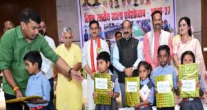केंद्रीय राज्य मंत्री श्री तोखन साहू और उप मुख्यमंत्री श्री अरुण साव ने नवप्रवेशी बच्चों का तिलक लगाकर किया आत्मीय स्वागत, न्योता भोज में साथ में किया भोजन