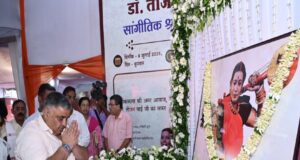 पद्मश्री और राज्य अलंकरण से सम्मानित कलाकारों, साहित्यकारों तथा संस्कृति जगत की विभूतियों ने मुक्तकाश मंच से पद्मविभूषण डॉ. तीजन बाई दी भावभीनी श्रद्धांजलि
