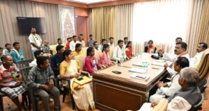 उप मुख्यमंत्री श्री विजय शर्मा ने नक्सल प्रकरणों की वापसी को लेकर बस्तर के युवाओं से की मुलाकात