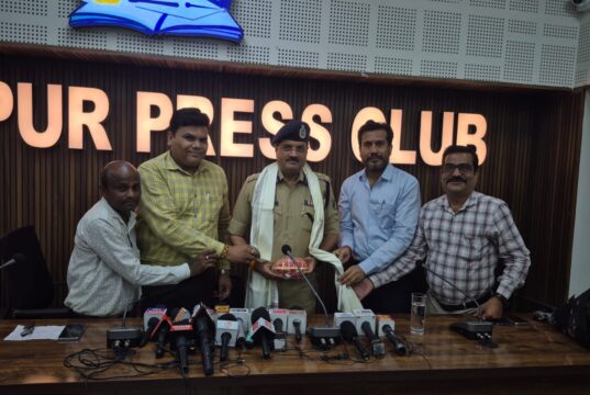 सिर्फ़ वर्दी नहीं, जनता का विश्वास पुलिस की सबसे बड़ी ताकत है”‘हमर पहुना’ में एसएसपी रजनेश सिंह ने साझा किए जीवन के संघर्ष, पुलिसिंग का अनुभव और बिलासपुर के लिए विजन
