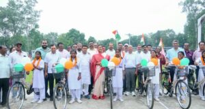 मंत्री श्रीमती लक्ष्मी राजवाड़े ने सरस्वती साइकिल योजना के तहत छात्राओं को बांटी साइकिलें