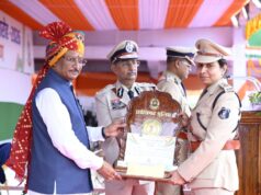 मुख्यमंत्री श्री विष्णु देव साय के करकमलों से उत्कृष्ट सेवा के लिए सम्मानित हुए पुलिस एवं नगर सेना के अधिकारी-कर्मचारी