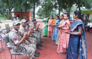जिनसे कभी संघर्ष था, उन्हीं की कलाई पर बांधी राखी