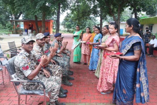 जिनसे कभी संघर्ष था, उन्हीं की कलाई पर बांधी राखी