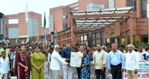 आईसीएआर-एनआईबीएसएम ने एससीएसपी कार्यक्रम के तहत किसानों को वितरित किए पावर स्प्रेयर एवं सोलर पैनल