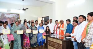 उप मुख्यमंत्री श्री विजय शर्मा ने कवर्धा के हितग्राहियों को सौंपे पीएम आवास योजना शहरी 2.0 के स्वीकृति जरूरतमंदों के अपने पक्के घर का सपना हो रहा साकार, कवर्धा के 25 हितग्राहियों को मिला पीएम आवास