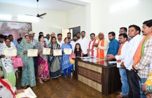 उप मुख्यमंत्री श्री विजय शर्मा ने कवर्धा के हितग्राहियों को सौंपे पीएम आवास योजना शहरी 2.0 के स्वीकृति जरूरतमंदों के अपने पक्के घर का सपना हो रहा साकार, कवर्धा के 25 हितग्राहियों को मिला पीएम आवास