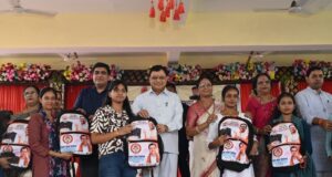 एजुकेशन किट वितरण- उद्योग मंत्री लखन लाल देवांगन ने 1500 छात्राओं को दी सौगात, कॉलेजों में विशाल डोम निर्माण की घोषणा