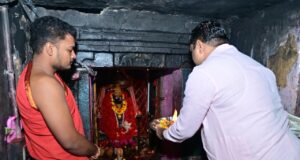 शिक्षा मंत्री श्री यादव ने माँ दंतेश्वरी की पूजा-अर्चना कर लिया आशीर्वाद