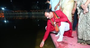पीएम मोदी के 25 वर्षों के सेवाकाल पर मनेन्द्रगढ़ में हुआ ‘सेवा संकल्प अभियान’ का भव्य शुभारंभ पांच लाख से अधिक दीपों से जगमगाया सरोवर तालाब, स्वास्थ्य मंत्री श्याम बिहारी जायसवाल की उपस्थिति में उमड़ा जनसैलाब
