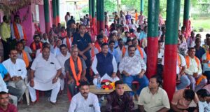 गांव की चौपाल और ‘मन की बात’ : मंत्री दयालदास बघेल ने ग्रामीणजनों के साथ सुना प्रधानमंत्री नरेंद्र मोदी का संदेश