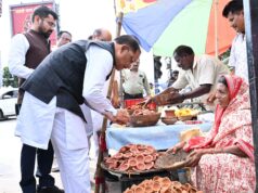 सड़क किनारे पसरे पर अचानक पहुंचे मुख्यमंत्री श्री विष्णु देव साय, मीरा के पसरे से खरीदा ‘आशीर्वाद का दीया’