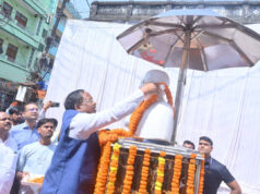 गांधी जयंती पर प्रभारी मंत्री रामविचार नेताम ने मनेंद्रगढ़ में महात्मा गांधी और लाल बहादुर शास्त्री को किया नमन