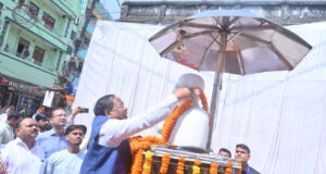 गांधी जयंती पर प्रभारी मंत्री रामविचार नेताम ने मनेंद्रगढ़ में महात्मा गांधी और लाल बहादुर शास्त्री को किया नमन