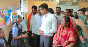 वित्त मंत्री ओ.पी. चौधरी ने पंचपारा में विद्यार्थियों की प्रतिभा को सराहा