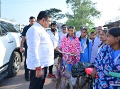 शिक्षा मंत्री गजेन्द्र यादव स्कूल से घर लौट रहे स्कूली बच्चों के बीच पहुंचकर सहज संवाद में जानी पढ़ाई और स्कूल की जरूरतें