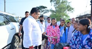 शिक्षा मंत्री गजेन्द्र यादव स्कूल से घर लौट रहे स्कूली बच्चों के बीच पहुंचकर सहज संवाद में जानी पढ़ाई और स्कूल की जरूरतें