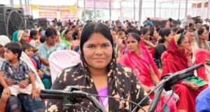 सेवा संकल्प अभियान: सेवा की कहानी : मोटराइज्ड ट्राइसाइकिल ने सफुरा बाई को दी आत्मनिर्भरता की नई राह, अब दूसरों के सहारे की जरूरत हुई कम