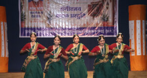 इंदिरा कला संगीत विश्वविद्यालय खैरागढ़ में ‘नमो सेवा– अनकही कहानियां’ का जिला स्तरीय भव्य नाट्य मंचन