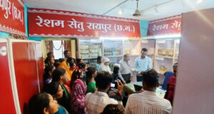 ग्रामोद्योग सचिव राजेश सिंह राणा ने किया छत्तीसगढ़ रेशम सेतु का निरीक्षण