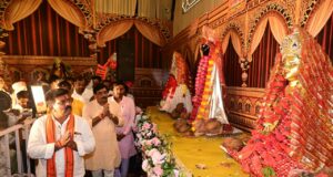 देवी पंडाल बने जनसमस्या निवारण के केंद्र, उप मुख्यमंत्री विजय शर्मा ने मां दुर्गा के चरणों में बैठकर सुनीं ग्रामीणों की समस्याएं