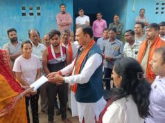 बस हादसे में मृत यात्रियों के घर-घर पहुंचे स्वास्थ्य मंत्री श्याम बिहारी जायसवाल, पुष्प अर्पित कर दी श्रद्धांजलि