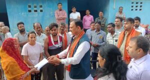 बस हादसे में मृत यात्रियों के घर-घर पहुंचे स्वास्थ्य मंत्री श्याम बिहारी जायसवाल, पुष्प अर्पित कर दी श्रद्धांजलि