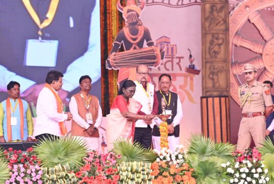 राष्ट्रपति श्रीमती द्रौपदी मुर्मु ने बस्तर दशहरा की अनूठी परंपराओं और जनजातीय संस्कृति की सराहना की