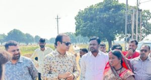 आयुक्त श्री तारन प्रकाश सिन्हा ने खंडुआ में किया सिंचाई नाली निर्माण कार्य का निरीक्षण, श्रमिकों से किया सीधा संवाद