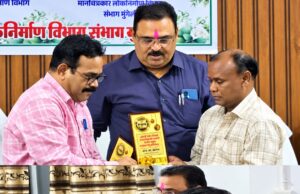 सेवानिवृत्ति के दिन ही पेंशन प्रकरण सौंपकर लोक निर्माण विभाग मुंगेली ने पेश की कार्यकुशलता की मिसाल